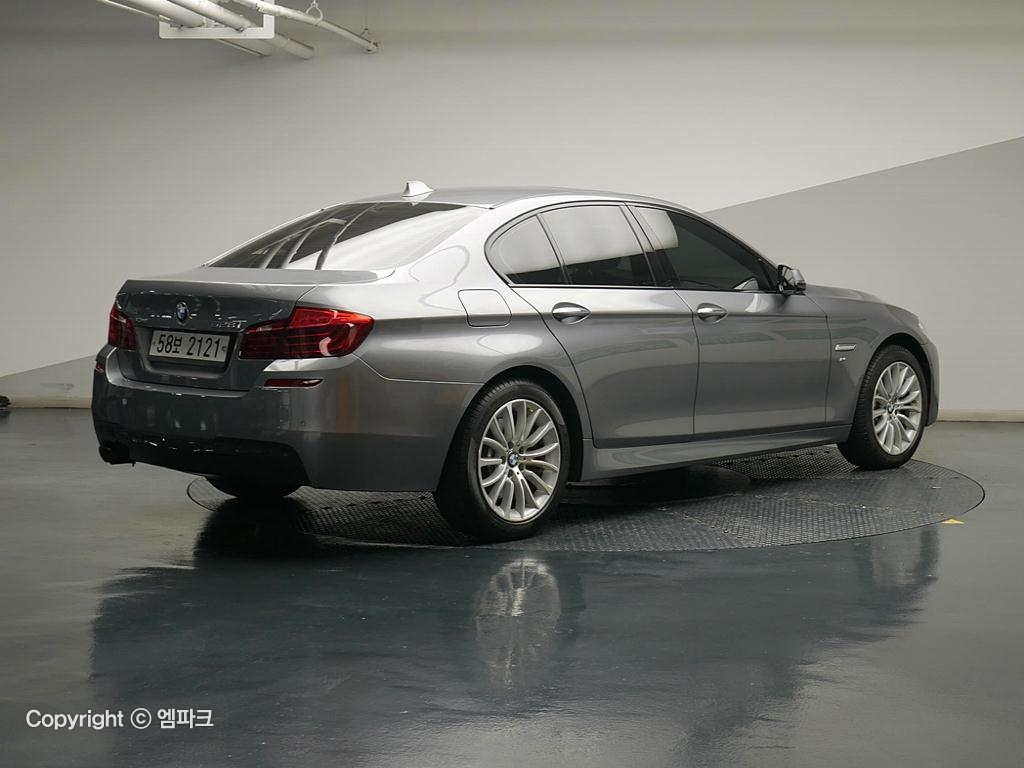 2016 BMW 5 SERIES (6Gen) 528i xDrive M Aerodynamic