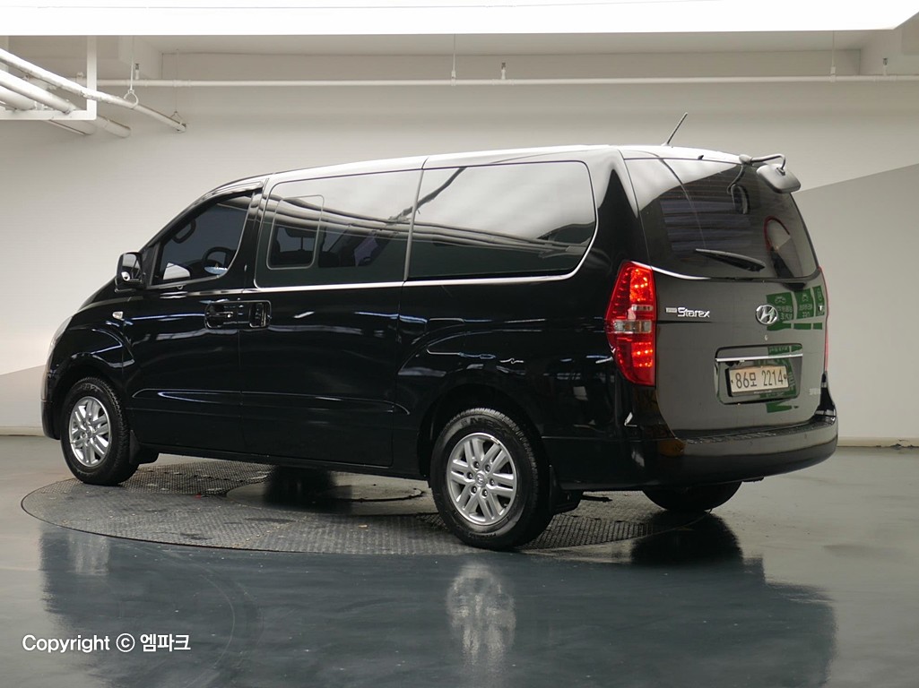 2017 HYUNDAI GRAND STAREX 5 -seater diesel van smart