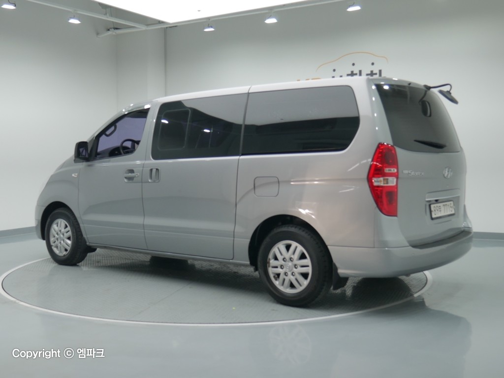 2017 HYUNDAI GRAND STAREX 5 -seater diesel van smart