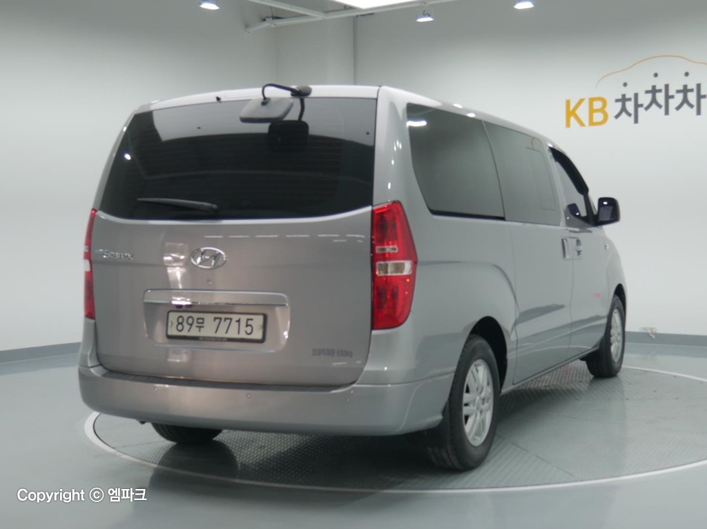 2017 HYUNDAI GRAND STAREX 5 -seater diesel van smart