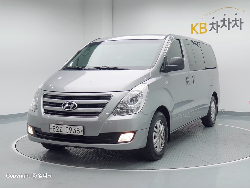 2018 HYUNDAI GRAND STAREX 5 -seater diesel van smart