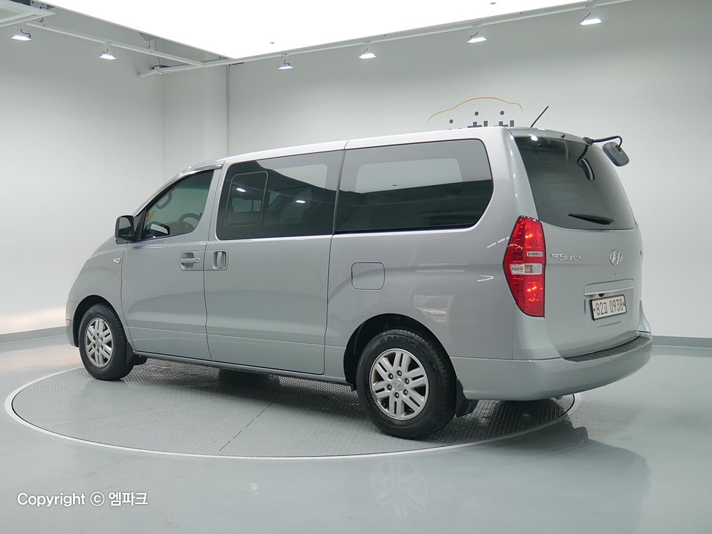 2018 HYUNDAI GRAND STAREX 5 -seater diesel van smart