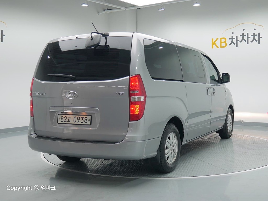 2018 HYUNDAI GRAND STAREX 5 -seater diesel van smart