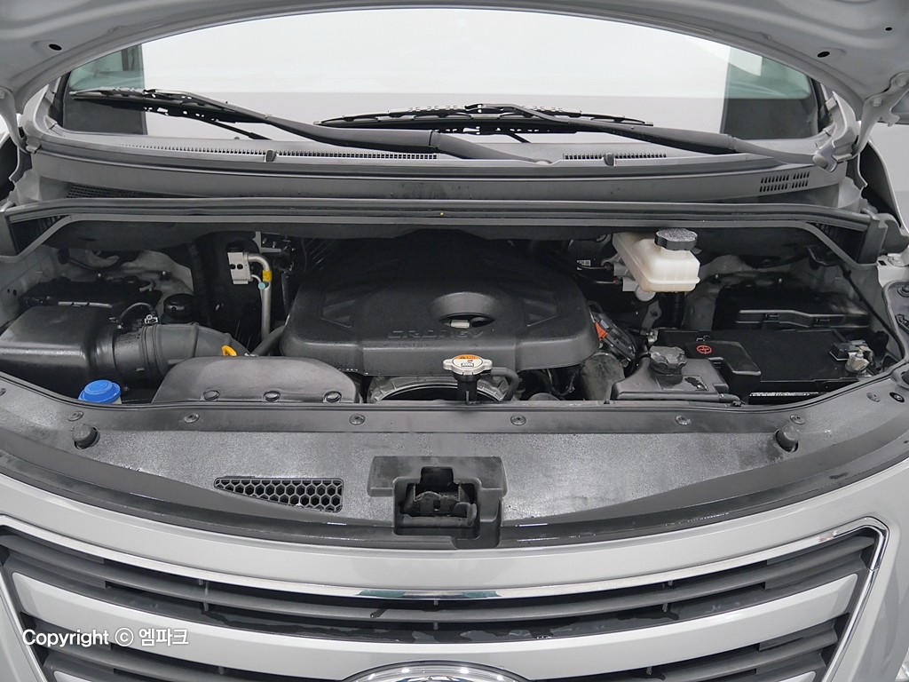 2018 HYUNDAI GRAND STAREX 5 -seater diesel van smart