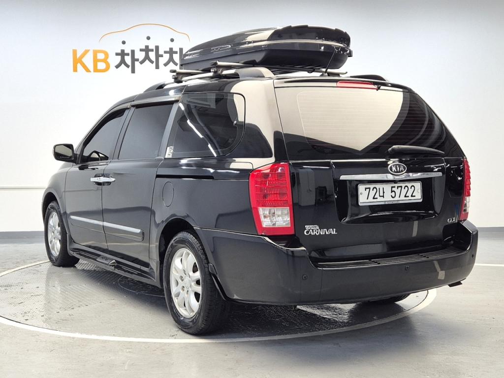 2012 KIA CARNIVAL R 11 -seater diesel GLX's highest level