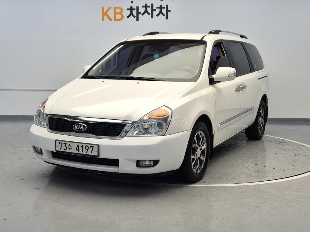 2013 KIA CARNIVAL R 11 -seater diesel GLX's highest level