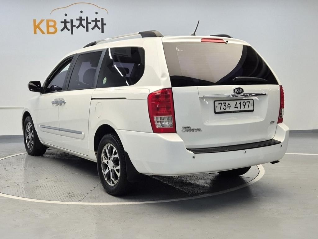 2013 KIA CARNIVAL R 11 -seater diesel GLX's highest level