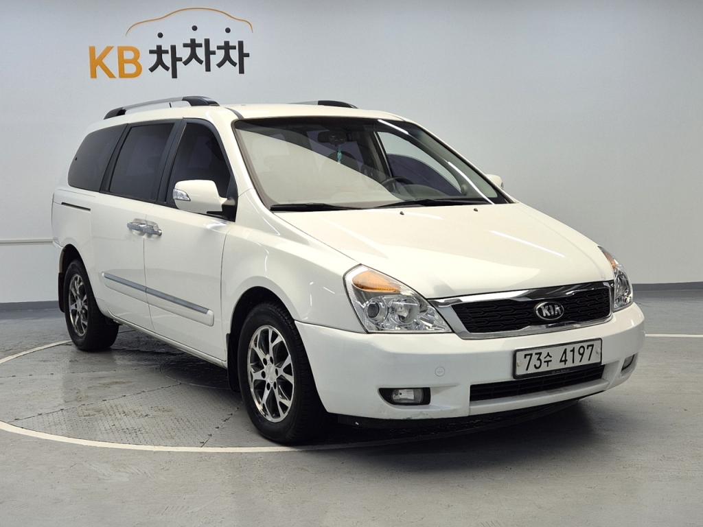 2013 KIA CARNIVAL R 11 -seater diesel GLX's highest level