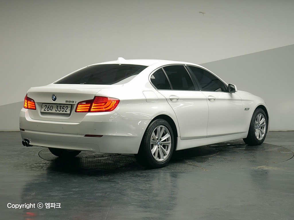 2011 BMW 5 SERIES (6Gen) 528i