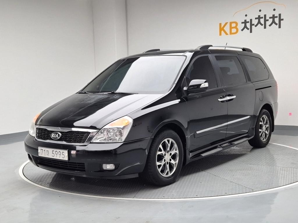 2013 KIA CARNIVAL R 11 -seater diesel President