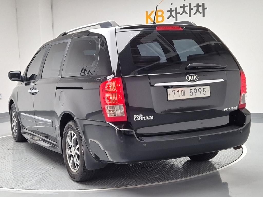 2013 KIA CARNIVAL R 11 -seater diesel President