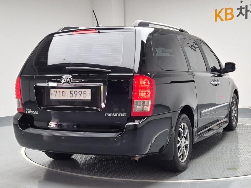 2013 KIA CARNIVAL R 11 -seater diesel President