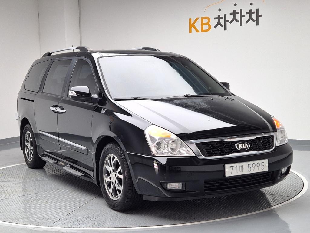 2013 KIA CARNIVAL R 11 -seater diesel President