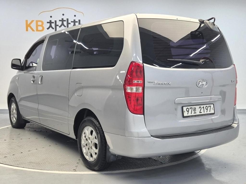 2015 HYUNDAI GRAND STAREX 5 -seater diesel van CVX Premium