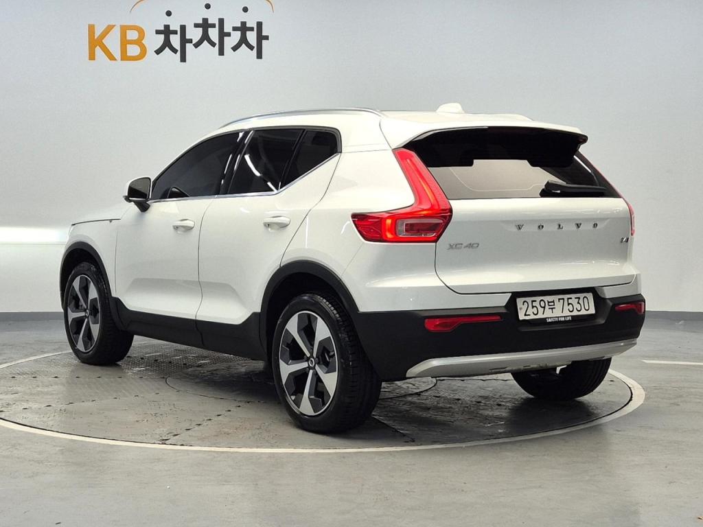 2024 VOLVO XC40 2.0 B4 AWD Ultimate Bright