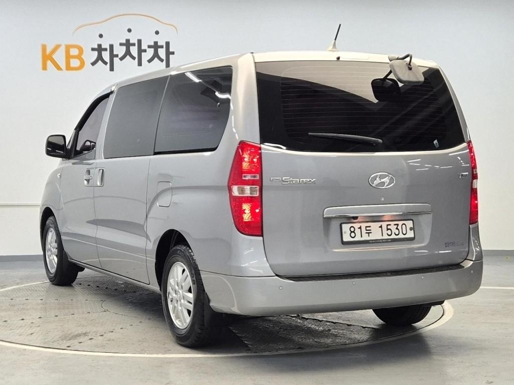 2016 HYUNDAI GRAND STAREX 3 -seater diesel van Smart Special