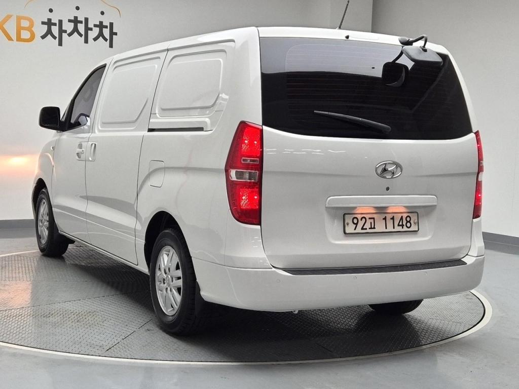 2016 HYUNDAI GRAND STAREX 3 -seater diesel van Smart Special