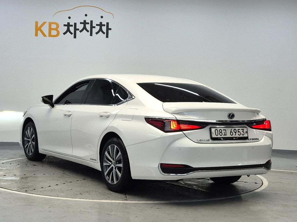2019 LEXUS ES 