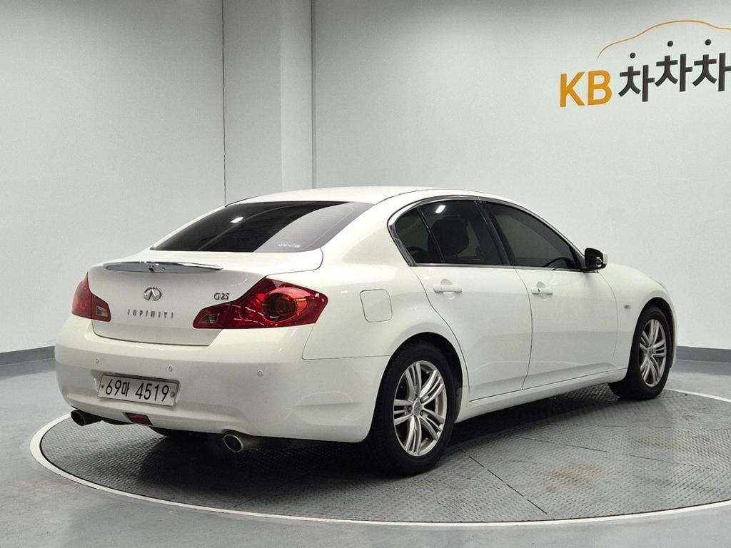 2011 INFINITI G 