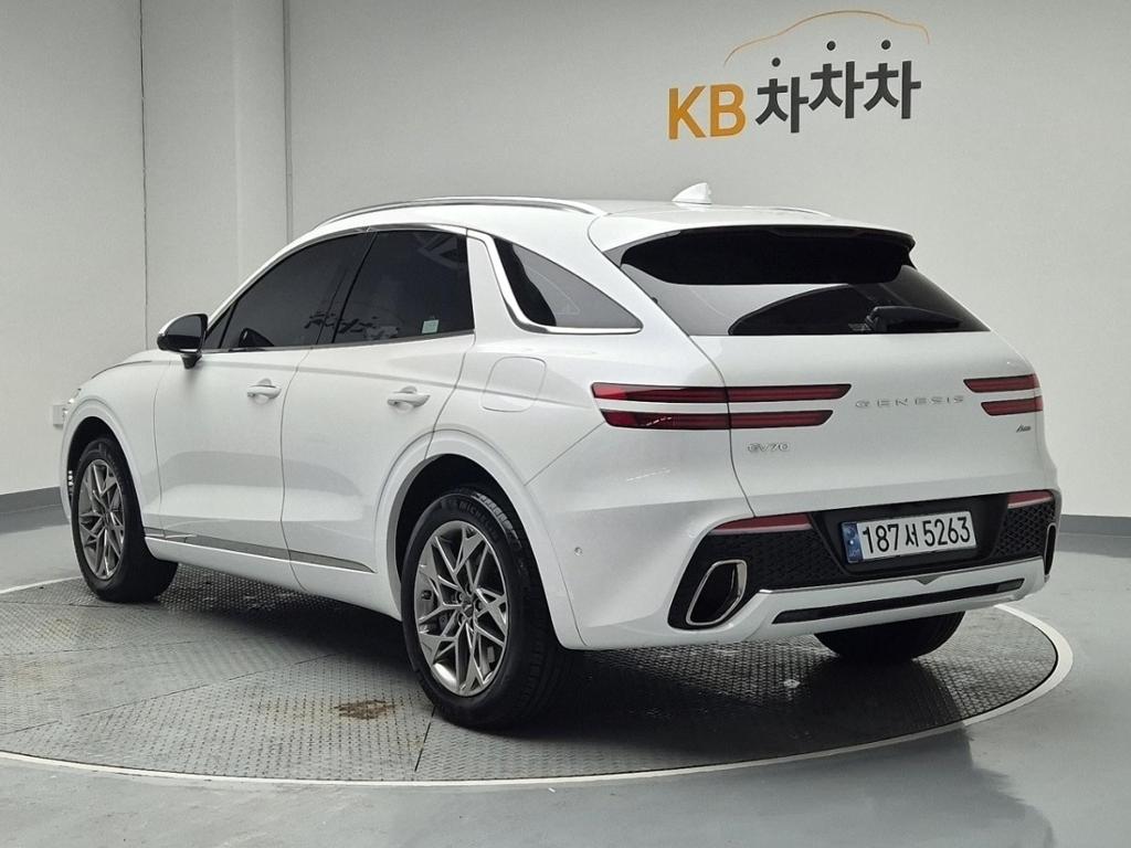 2023 GENESIS GV70 