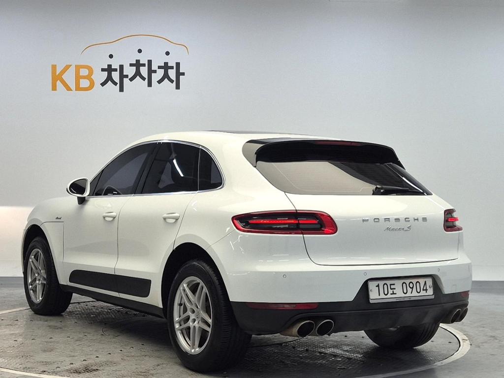 2016 PORSCHE MACAN 