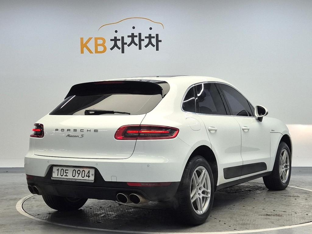 2016 PORSCHE MACAN 