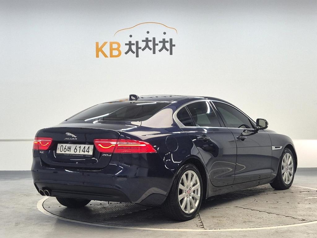 2018 JAGUAR XE 