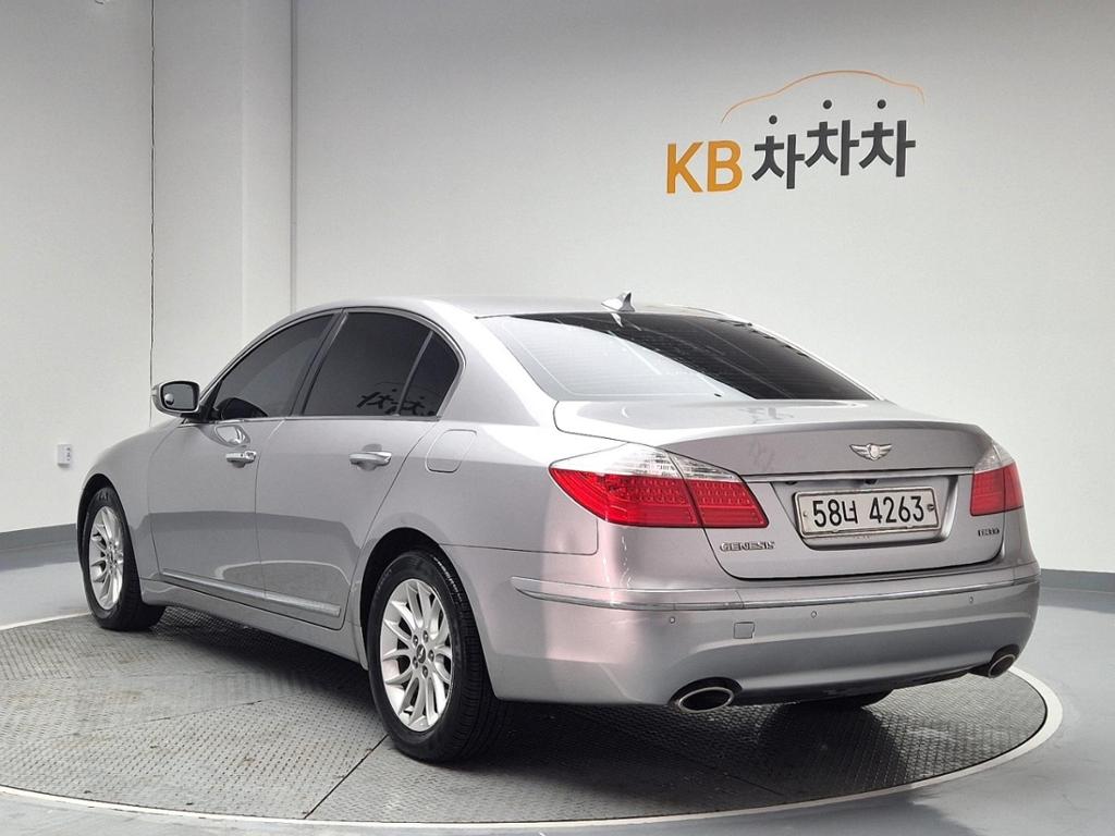 2011 HYUNDAI GENESIS 