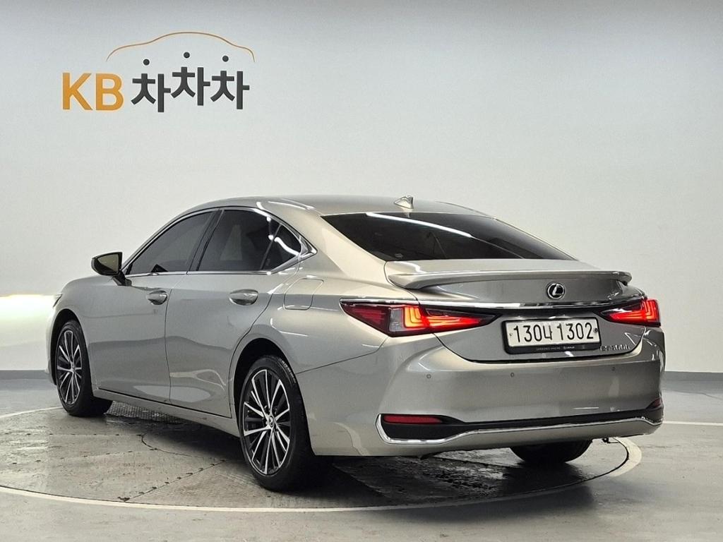 2023 LEXUS ES 