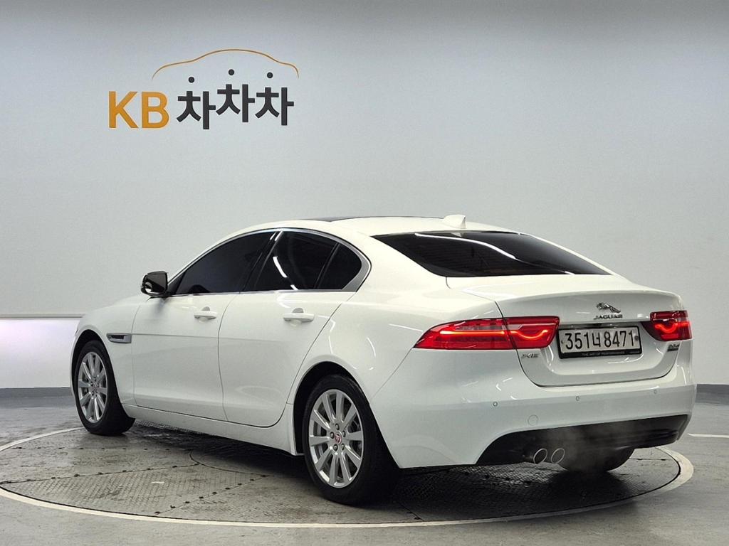 2017 JAGUAR XE 
