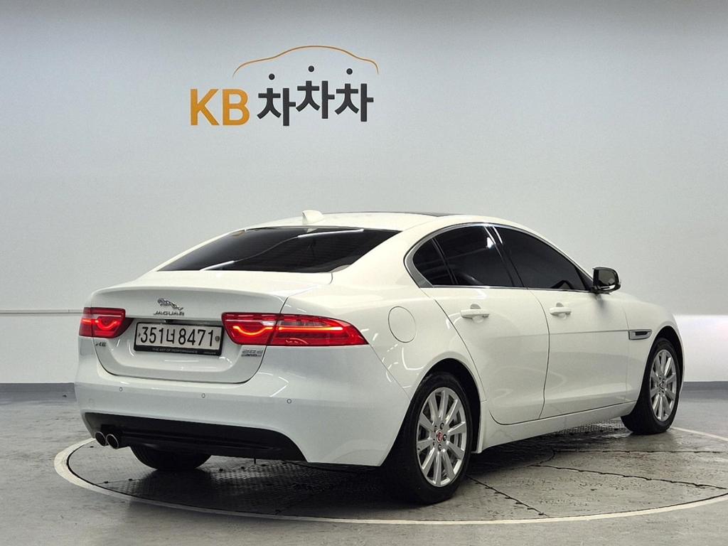 2017 JAGUAR XE 