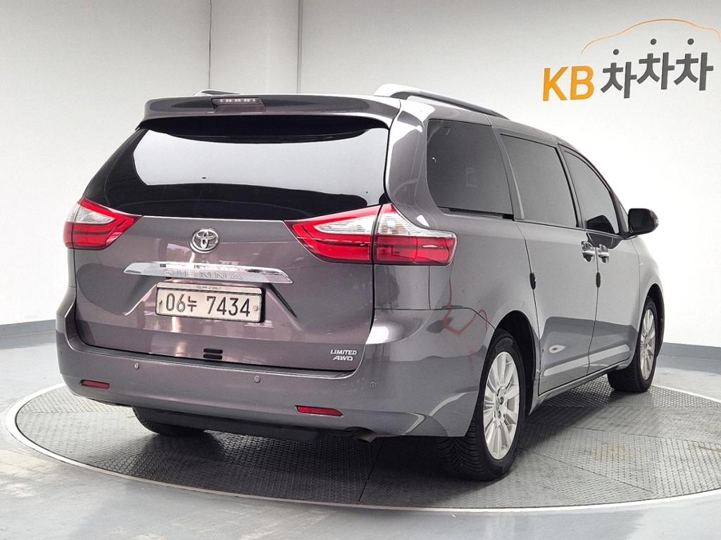 2017 TOYOTA SIENNA 