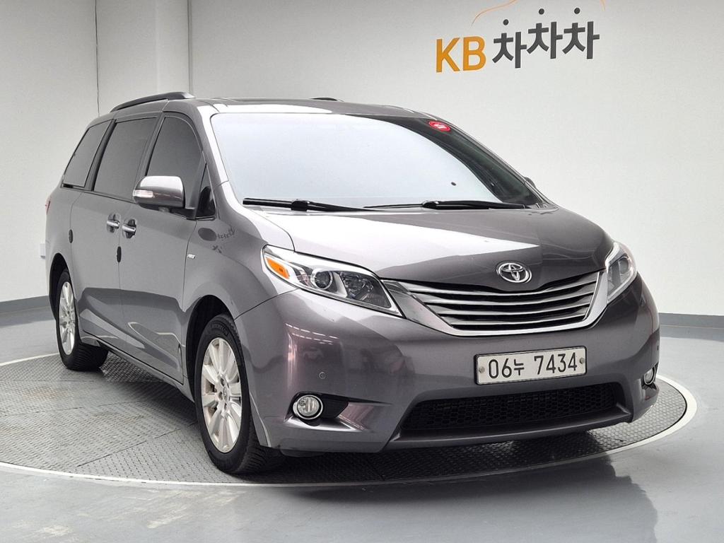 2017 TOYOTA SIENNA 