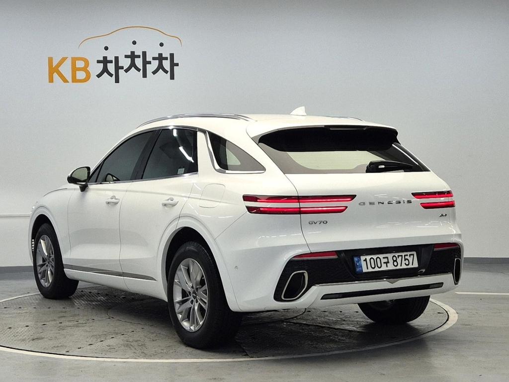 2023 GENESIS GV70 