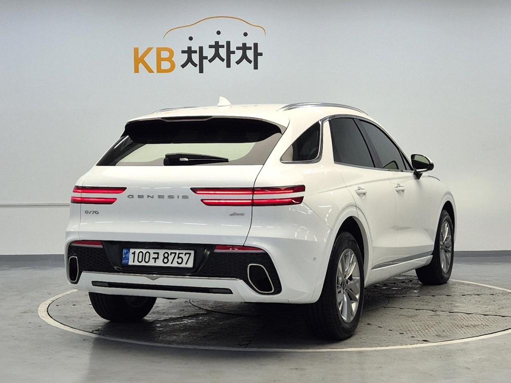 2023 GENESIS GV70 