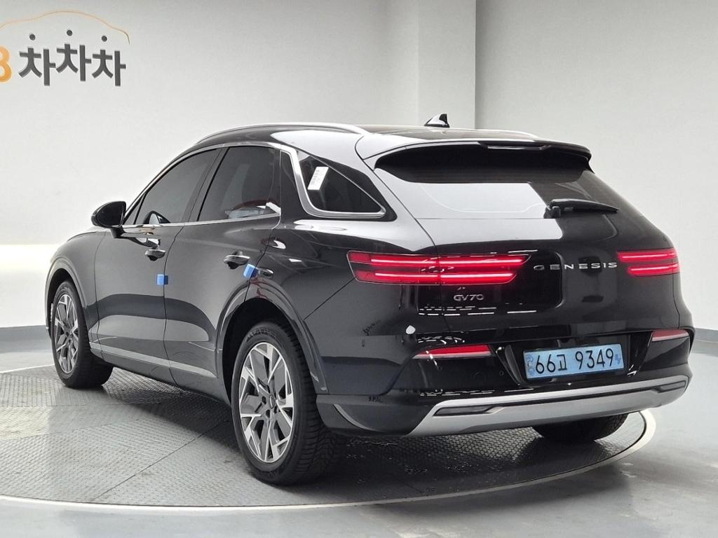 2022 GENESIS eGV70 