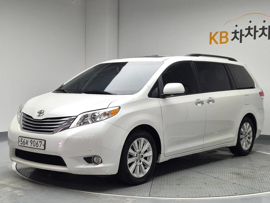2012 TOYOTA SIENNA 