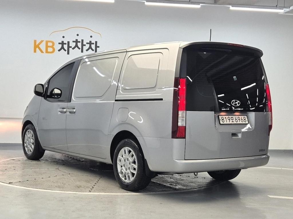 2022 HYUNDAI STARIA 