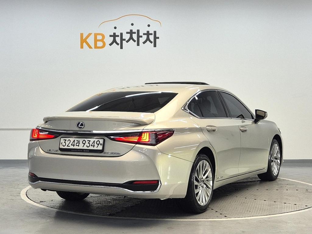 2019 LEXUS ES 