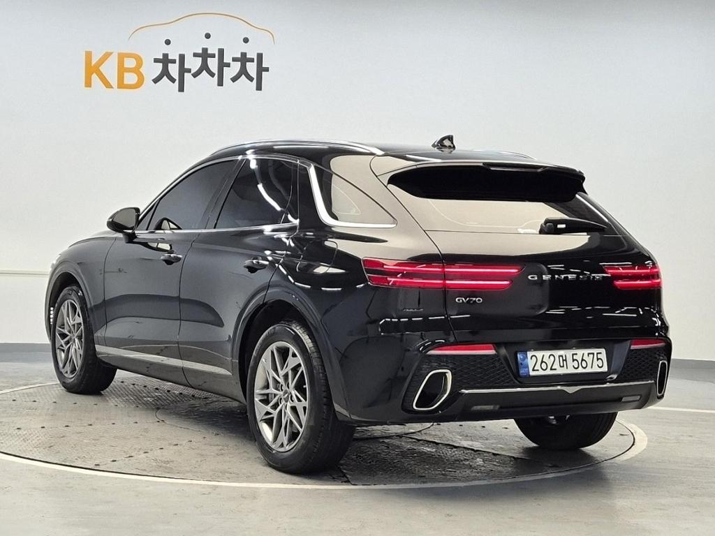 2023 GENESIS GV70 