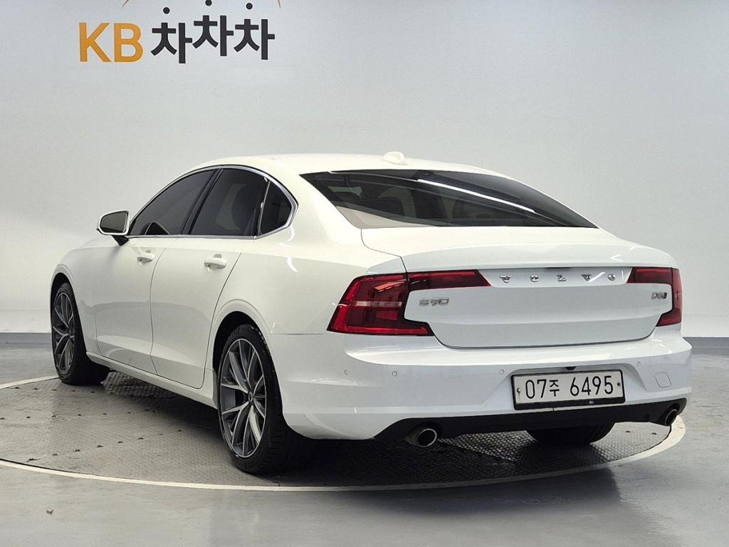 2017 VOLVO S90 