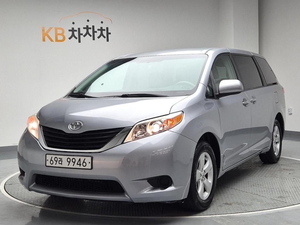 2012 TOYOTA SIENNA 