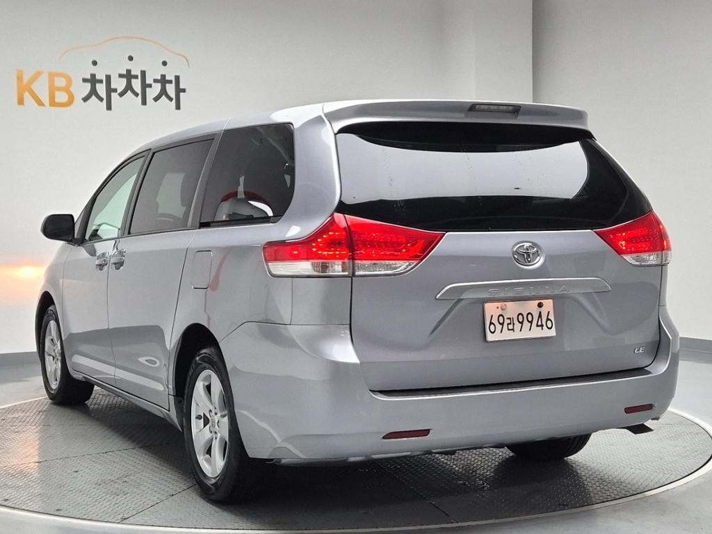 2012 TOYOTA SIENNA 