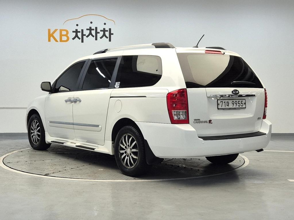 2013 KIA CARNIVAL R 