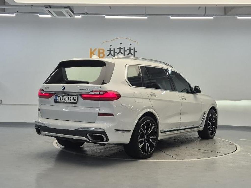 2021 BMW X7 