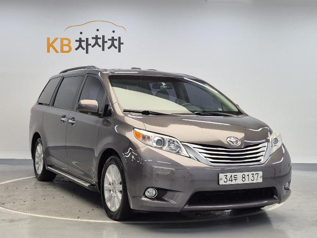 2012 TOYOTA SIENNA 