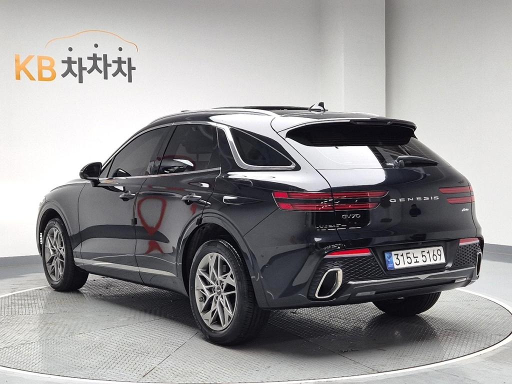 2023 GENESIS GV70 