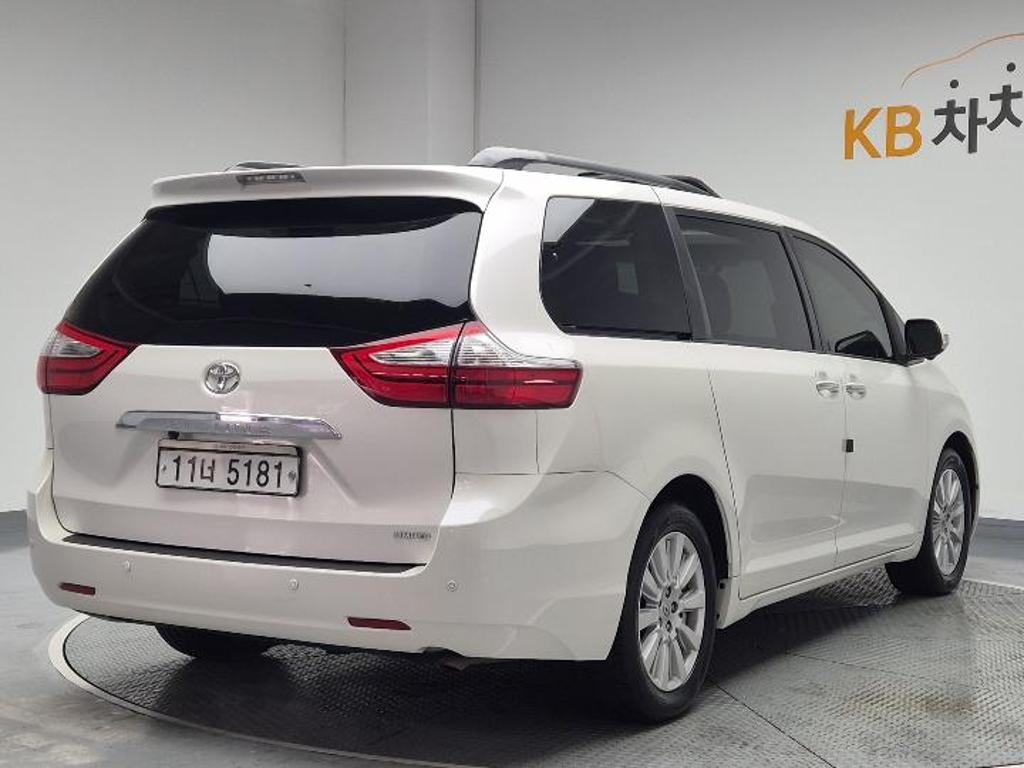 2017 TOYOTA SIENNA 