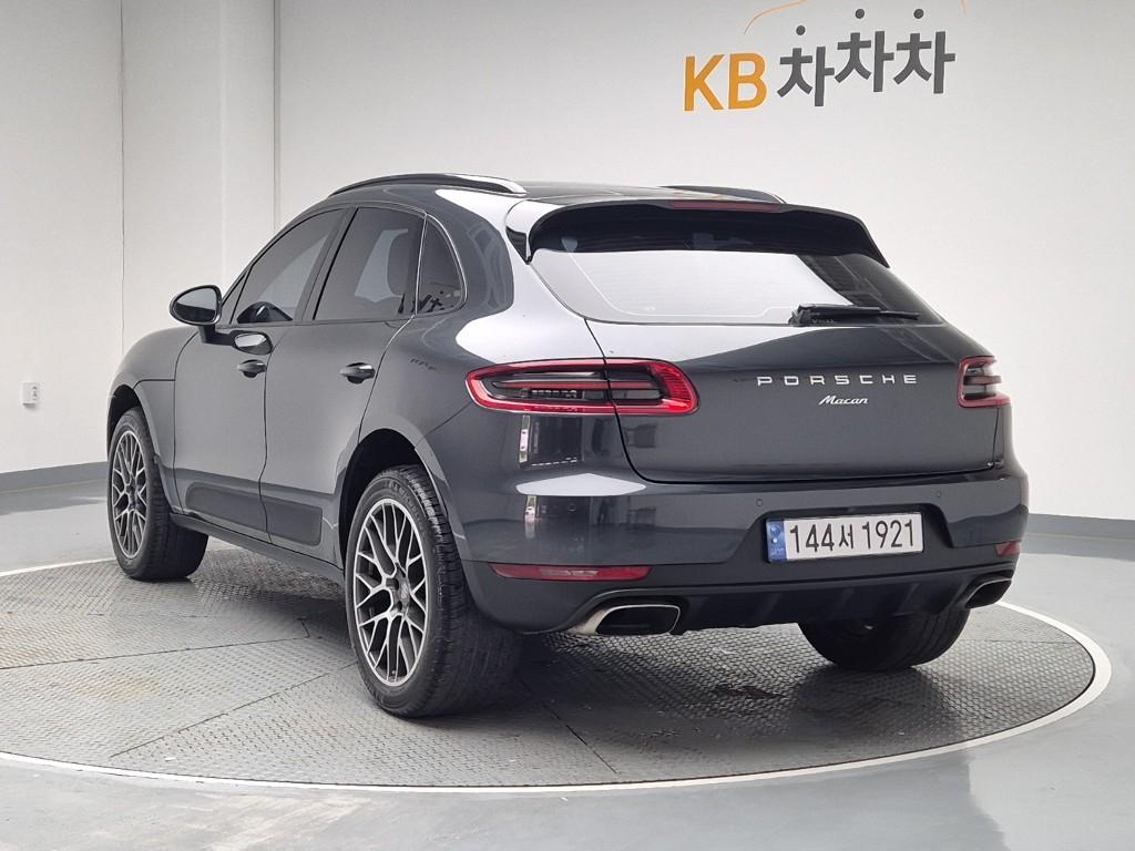 2017 PORSCHE MACAN 