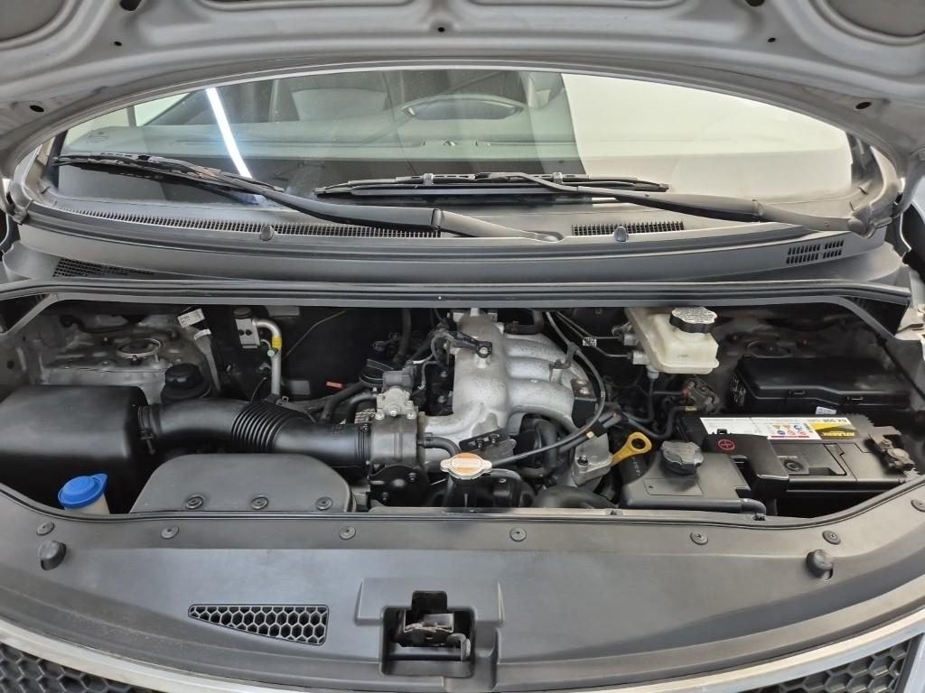 2011 HYUNDAI GRAND STAREX 